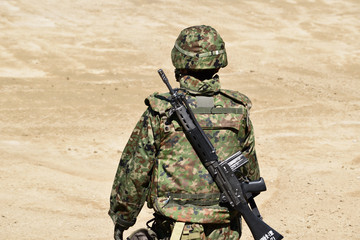 銃を背負った自衛官