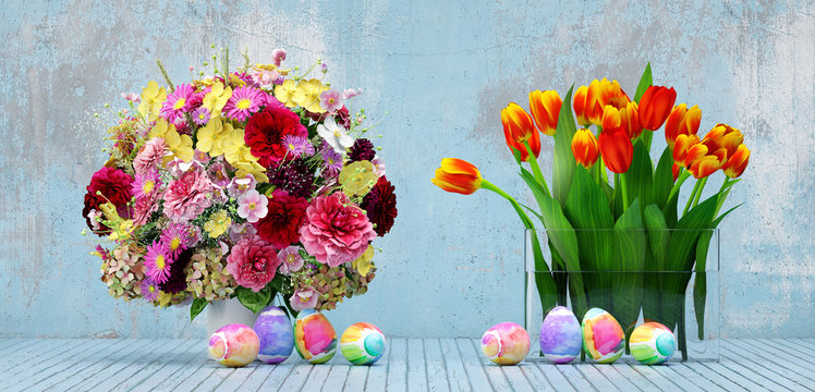 Blumenstrauß und Tulpen und Ostereier zu Ostern