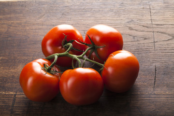 Czerwone soczyste pomidory 