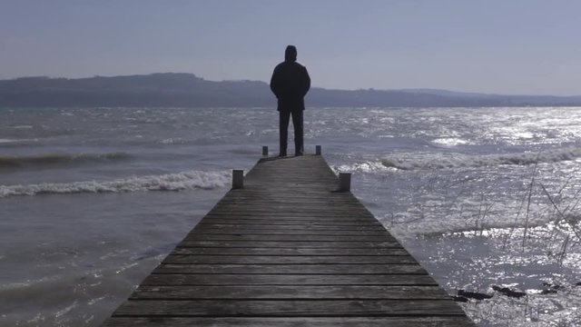 Cinemgraph d'une personne sur un ponton au bord d'un lac
