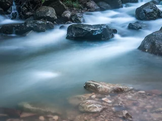 Gardinen Schnell fließendes Wasser eines Gebirgsflusses © Algecireño