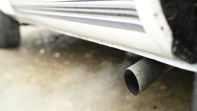 ein qualmender Auspuff eines vom Fahrverbot bedrohten Diesel Fahrzeuges
