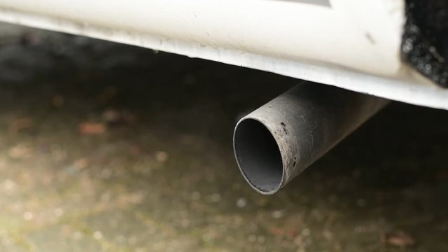 Autoabgase aus einem Auspuff mit Dieselmotor dem Fahrverbot droht