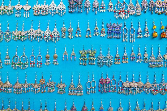 mavi takı k&uuml;pe y&uuml;z&uuml;k etnik y&ouml;resel tur gezi keşif renkler farklı şık estetik