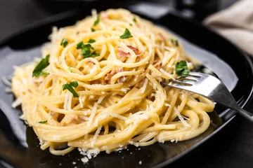 Fotobehang Eetkamer Spaghetti carbonara met ei en pancetta