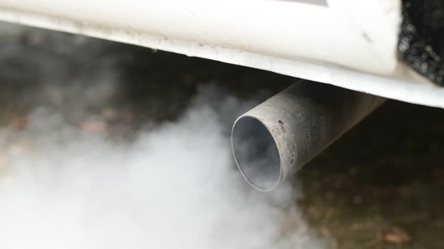 Autoabgase aus einem Auspuff mit Dieselmotor dem Fahrverbot droht