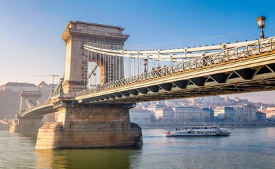 Rolgordijnen Prachtig uitzicht op de Kettingbrug over de Donau met boot in Boedapest, Hongarije © Kennymax