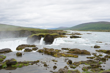 Fototapeta na wymiar Landschaft rund um den Goðafoss - Wasserfall in Nord-Island
