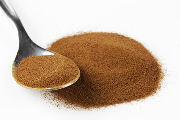 Löslicher Bio-Getreidekaffee auf Löffel
