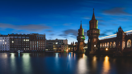 Fototapeta na wymiar Berliner Oberbaumbrücke zur blauen Stunde am Abend