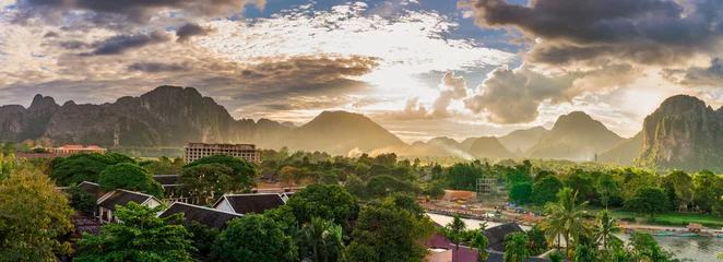 Foto op Plexiglas Het panorama van de landschapsmening bij Zonsondergang in Vang Vieng, Laos. © tortoon