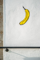 Banane auf weißer Hauswand aufgemalt Graffiti mit Handlauf, Banana painted on white house wall Graffiti with handrail