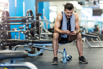 Fototapeta na wymiar Man exercising in gym 