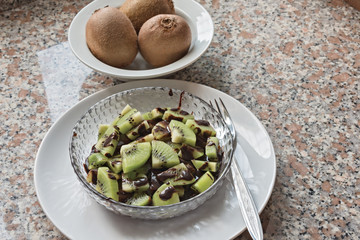kiwi con topping al cioccolato
