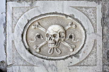 Detail of the marble grave with the skull