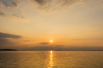 Naklejka premium Sunset on Tri An lake