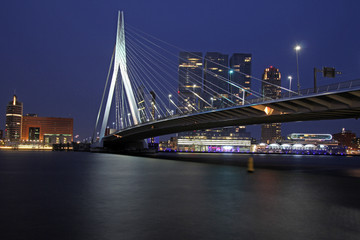 Erasmusbrücke bei Nacht, Rotterdam, Niederlande  © Schlierner