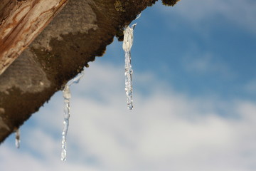 Весенняя капель и таяние сосулек