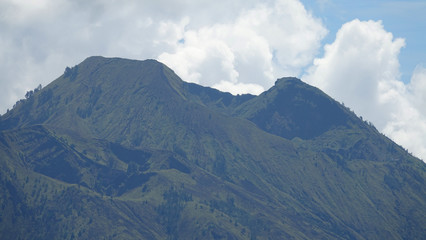 Obraz premium CLOSE UP: Colossal active volcano in Indonesia towering towards the cloudy sky.