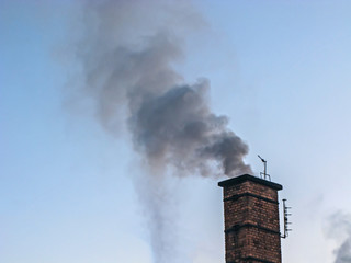 Czarny dym unoszący się z komina.