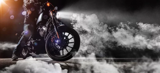 Crédence de cuisine en verre imprimé Moto Close-up of high power moto chopper avec man rider la nuit