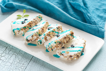 Sliced merengue roll with nuts