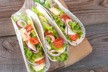 Tacos with shrimps, brie and fresh vegetables