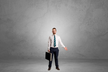 Obraz premium Alone businessman standing in a dark room