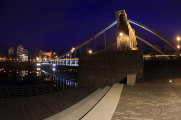 Most Grunwaldzki we Wrocławiu w porze wieczorowo nocnej, inrfastruktura.