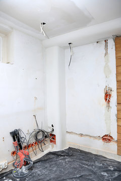 Sufit i ściana z płyt gipsowo-kartonowych, szpachlowanie, malowanie, wykańczanie.