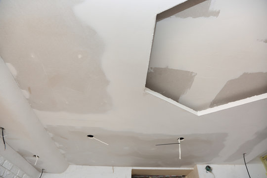 Sufit z płyt gipsowo-kartonowych, szpachlowanie, malowanie, wykańczanie.
