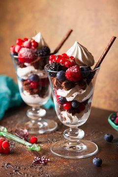  Brownies and fresh berries trifle