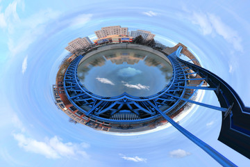 Panorama 360 stopni zawieszonego mostu, w stylu mini planety.