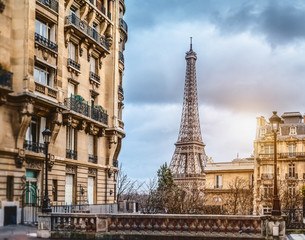 Fototapeta na wymiar The eiffel tower in Paris from a tiny street