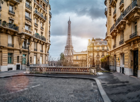 Fototapeta The eifel tower in Paris from a tiny street