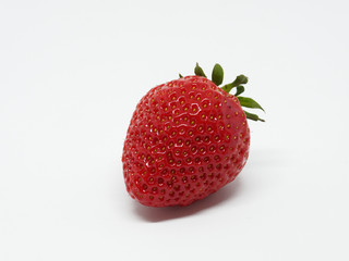 Einzelne Erdbeere auf weißem Hintergrund