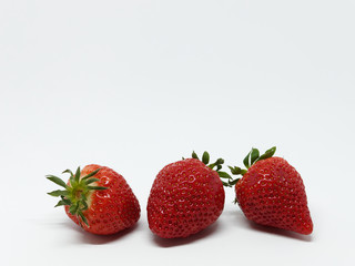 Leckere Erdbeeren auf weißem Hintergrund, mit Copy space