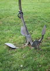 Anker, alter Anker auf einer Wiese, Gras