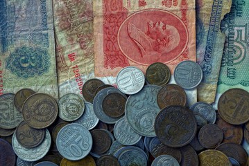 текстура из старых бумажных банкнот и мелкие советских монет
