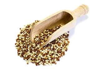 Roter und Weißer quinoa isoliert freigestellt auf weißen Hintergrund, Freisteller