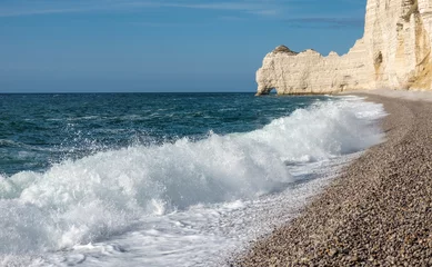 Fototapeten Waves smashing onto the beach of Etretat in Normandy © Erik_AJV