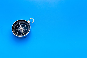 Direction concept with compass on blue background top view mockup © 9dreamstudio