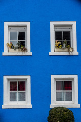 Blaues Haus mit Osterdekoration