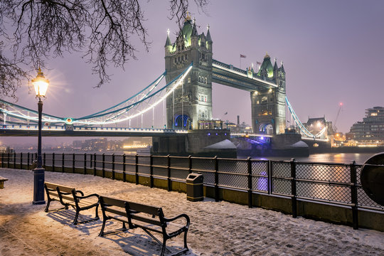 Fototapeta London im Winter: die Tower Bridge am Abend mit Schnee und Eis