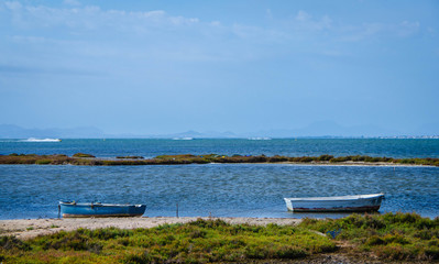 Dos barcas en el mar en calma y cielo azul