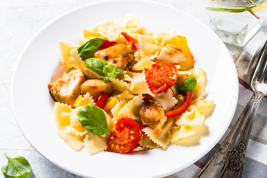Pasta with chicken and vegetables.