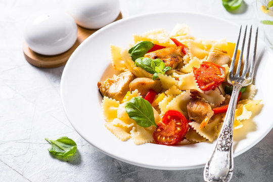 Pasta with chicken and vegetables.