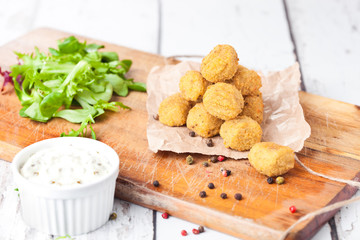 Naklejka premium Fried crispy chicken popcorn with fresh salad