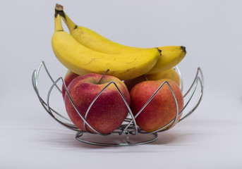 Obstkorb mit Äpfel und Bananen