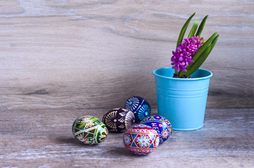 Kolorowe  Wielkanocne jajka i hiacynt 